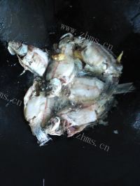 美味的清炖鲫鱼汤做法图解4)