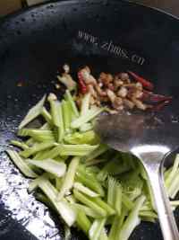 特下饭的芹菜炒肉做法图解5)