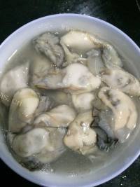 美味的牡蛎豆腐汤做法图解3)