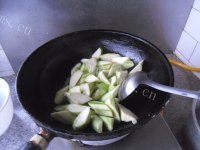咸鲜的鱼露烧丝瓜做法图解5)