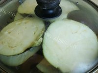 香气浓郁的蒜泥拌茄子做法图解2)