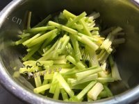 色泽鲜亮的芹菜炒牛肉做法图解1)