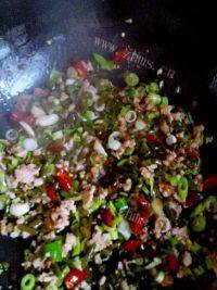 家常菜肉末酸豆角做法图解2)