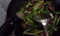 家常菜青蒜炒腊肉做法图解10)