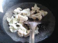 家常菜番茄炒菜花做法图解2)