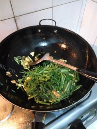 色泽鲜亮的韭菜炒蛋做法图解6)