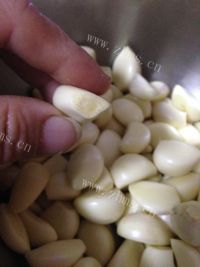 教你如何速腌腊八蒜做法图解2)