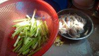 美味的芹菜鱿鱼卷做法图解1)