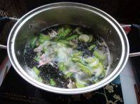 清淡的紫菜丝瓜瘦肉汤做法图解5)