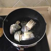 鲜美的菌菇炖鱼做法图解3)