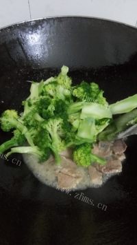 营养丰富的西兰花炒肉片做法图解5)
