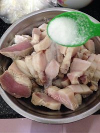 懒人版电饭煲焖五花肉做法图解2)