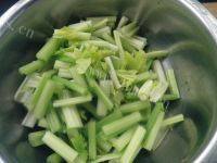 家常菜芹菜炒香菇做法图解1)