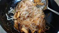 简单版黄豆芽炒粉条做法图解5)