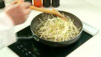 家常菜豆芽炒肉做法图解2)