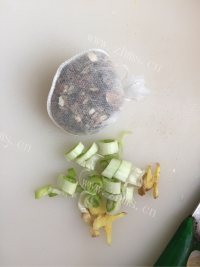 可口的清炖猪蹄做法图解2)