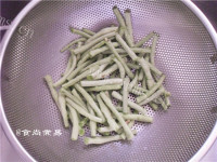 美味的蒜蓉炒三宝做法图解5)