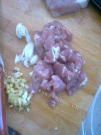 家常菜肉炒芹菜做法图解2)