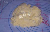 自制蛋黄椰丝球做法图解5)
