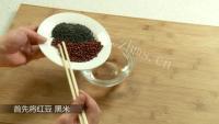 美味的黑米红豆红枣粥做法图解1)