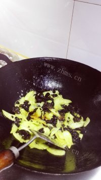 家常菜黄瓜炒木耳做法图解5)