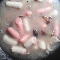 可口的香菇脆皮肠汤的做法图解三