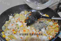 虾仁蔬菜焖饭做法图解9)