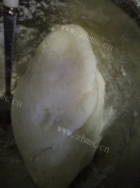 美味的豆沙馅冰皮月饼做法图解3)