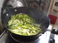 家常菜素炒芹菜做法图解4)