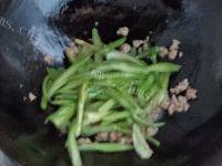 家常菜肉末炒芹菜做法图解5)