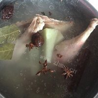 香喷喷的老鸭粉丝汤做法图解7)