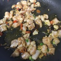 开胃下饭香辣鱼丁炒芸豆做法图解7)
