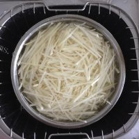 香气浓郁的酸辣土豆丝做法图解2)