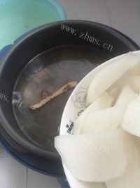 美味的萝卜大骨汤做法图解4)