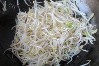 回味无穷的绿豆芽炒鸡蛋做法图解6)
