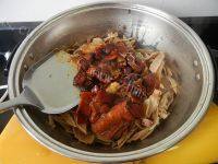 美味的笋干烧肉做法图解7)