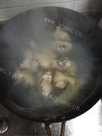 美味的黄豆猪蹄汤做法图解1)