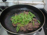 食欲满满的牛肉炒豆角做法图解8)
