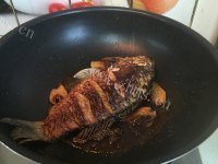 美味的葱烤鲫鱼做法图解7)