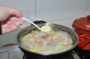 美味的虾饺汤面做法图解6)