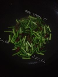 家常菜蒜台炒肉做法图解4)