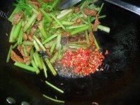 味道不错的芹菜炒肉做法图解7)