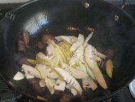 家常菜春笋炒腊肉做法图解5)