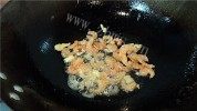 家常菜虾米炒蒜苔做法图解4)