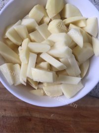 好吃的黄焖土豆鸡块做法图解4)