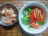 家常菜蒜苔炒肉片做法图解2)