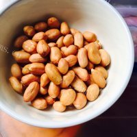 美味的莲藕花生猪骨汤做法图解3)