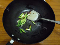 家常菜蒜苗烧豆腐做法图解6)