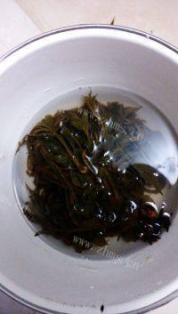意犹未尽的香椿炒鸡蛋做法图解1)