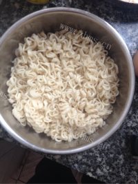 美味的鸡蛋火腿炒面做法图解1)